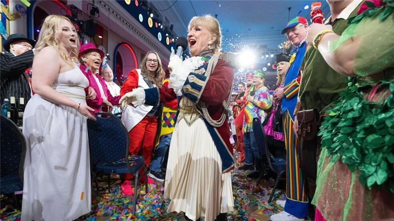 Helau! 70 Jahre „Mainz bleibt Mainz“ Margit Sponheimer singt ihren Evergreen „Am Rosenmontag bin ich geboren“.