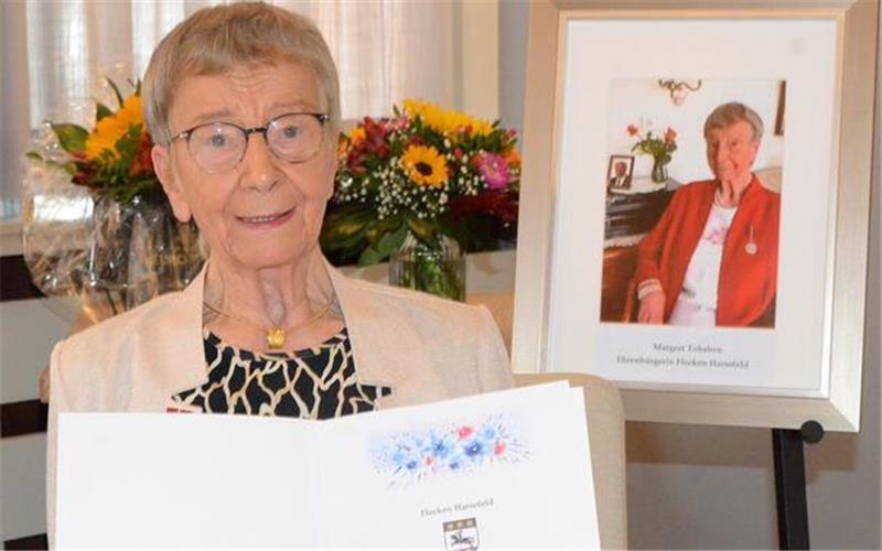 Margret Tobaben wollte nicht alleine auf dem gerahmten Bild rechts sein. Ein Foto ihres verstorbenen Mannes Friedrich Tobaben, nach dem bereits ein Platz in Harsefeld benannt ist, steht neben ihr.