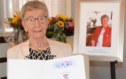 Margret Tobaben wollte nicht alleine auf dem gerahmten Bild rechts sein. Ein Foto ihres verstorbenen Mannes Friedrich Tobaben, nach dem bereits ein Platz in Harsefeld benannt ist, steht neben ihr.