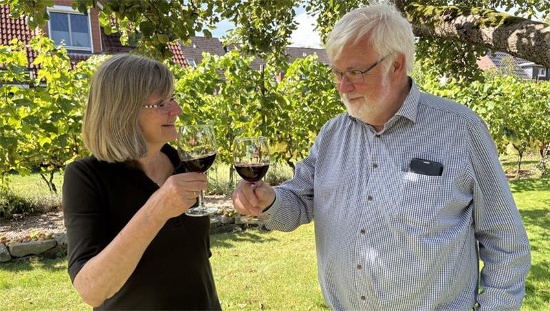 Weinreben mitten in der Stadt: Stader Hobbywinzer stellen edle Tropfen her Margret und Ernst-August Heinemeyer stoßen mit ihrem Rotwein an.