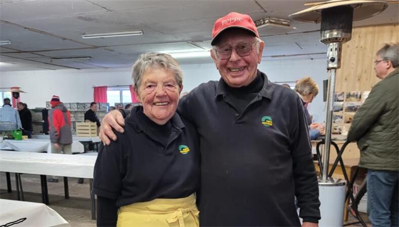Nach 20 Jahren: Aus für Poppes Kleintiermarkt in Ruschwedel Margret und Günter Poppe bei ihrem letzten Vogel- und Kleintiermarkt.
