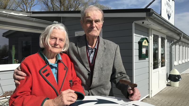 Margret und Karsten Benitt sind Stammgäste: Das betagte Paar kommt mehrfach die Woche aus Finkenwerder zum Ankerplatz in Wischhafen.