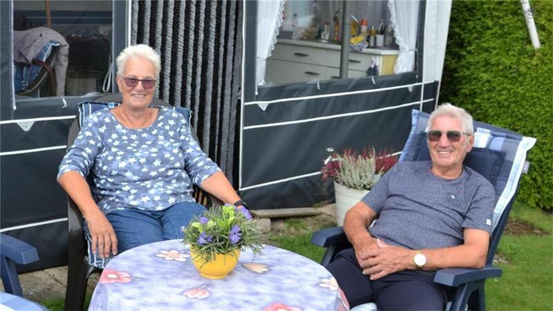 An diesem Zevener Campingplatz ist die Saison noch lange nicht vorbei Margrit (73) und Joachim (81) leben in Hamburg und kommen seit 1973 am Wochenende und im Urlaub nach Zeven.