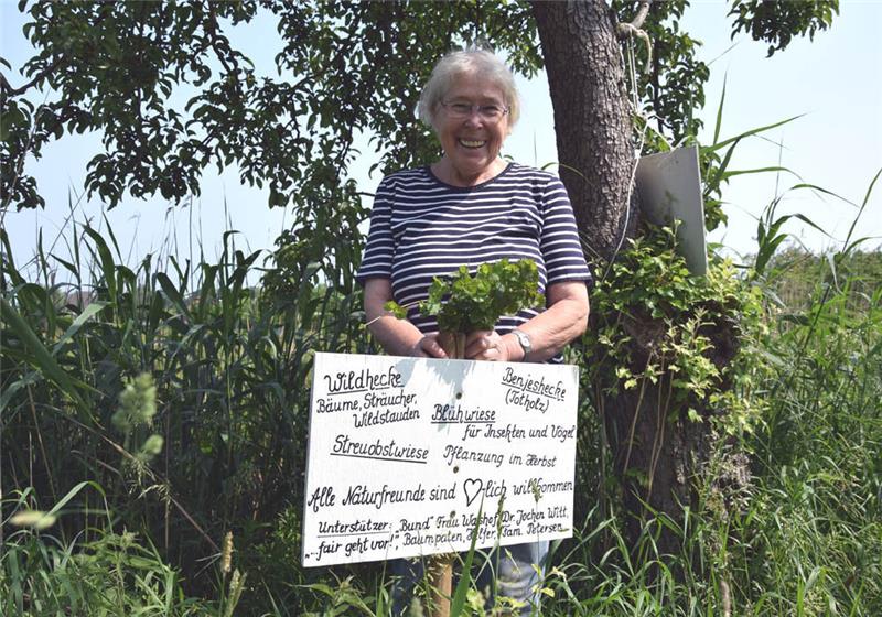Margrit Petersen lädt nicht nur in ihren Garten ein– sie zeigt auch die Streuobstwiese, die Blühwiese oder die Benjeshecke. Fotos: Albus