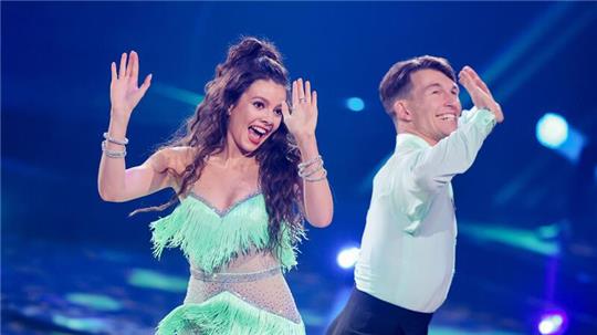 Maria Clara Groppler und Mikael Tatarkin haben zusammen Spaß beim Tanzen.
