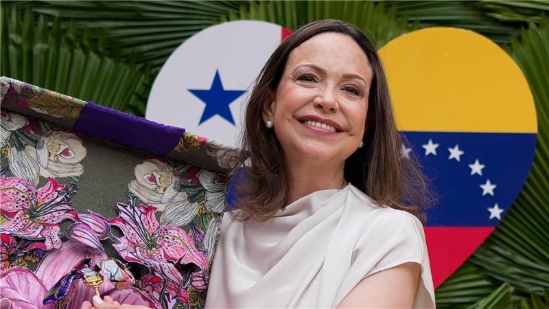 Maria Corina Machado hält im Büro des Stadtrats den Schlüssel zu Panama-Stadt in der Hand.