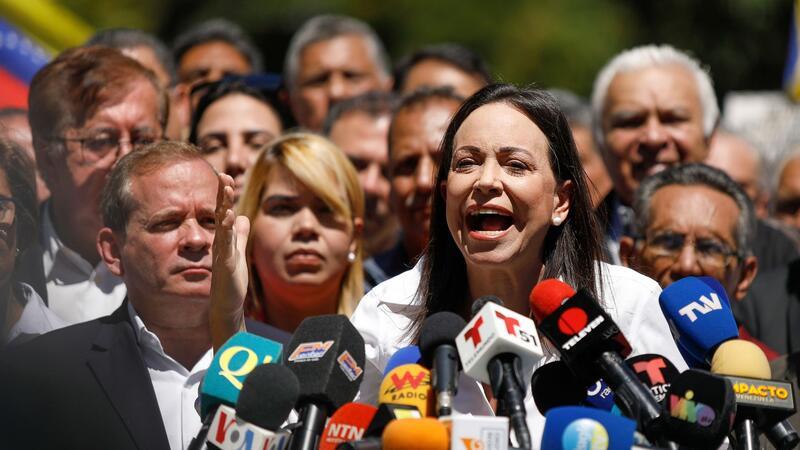 Venezuela: Weitere Oppositions-Mitarbeiter festgenommen María Corina Machado wurde die Ausübung öffentlicher Ämter untersagt. Trotzdem will sie den autoritär regierenden Präsidenten Maduro bei den Wahlen herausfordern.