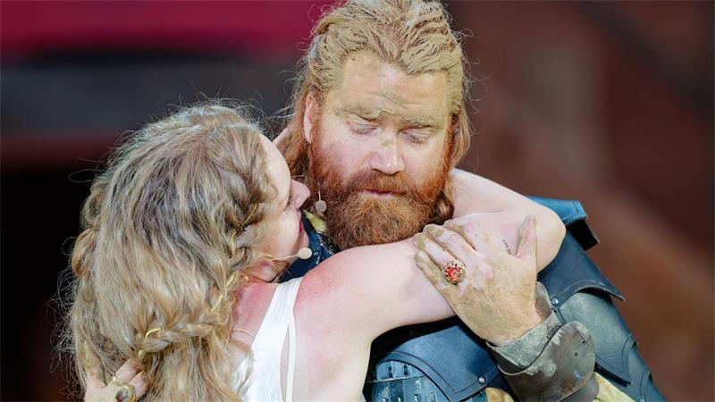 Maria Dragus (Kriemhild) und Aram Tafreshain (Etzel) stehen noch bis 2. August auf der Bühne. (Archivbild)