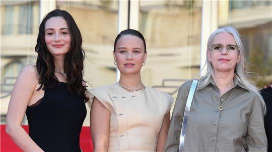 Maria Ehrich (l-r), Sonja Gerhardt und Annette Hess beim Photocall der TV-Serie „Ku’damm 77“ in Cannes.