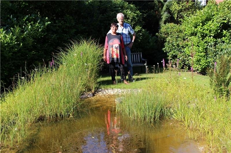 Maria-Elisabeth und Gerhard Schröder an dem Naturteich in ihrem Garten. Fotos: Frank