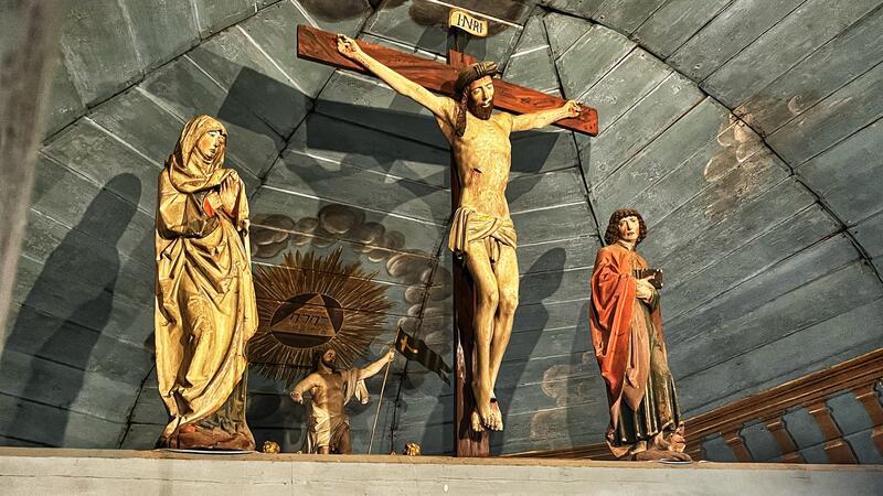 Ostergeschichte mal anders erzählt: Die letzten offenen Fragen Maria, Jesus am Kreuz und der Apostel Johannes bilden die Kreuzigungsgruppe in der Borsteler Kirche. Direkt dahinter ist Jesu Auferstehung zu sehen.