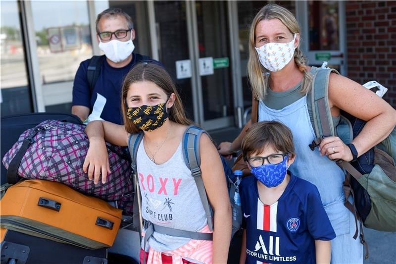 Maria Montero und Alvaro Cassellas mit Kindern sind aus Sevilla gelandet und haben freiwillig Tests gemacht.