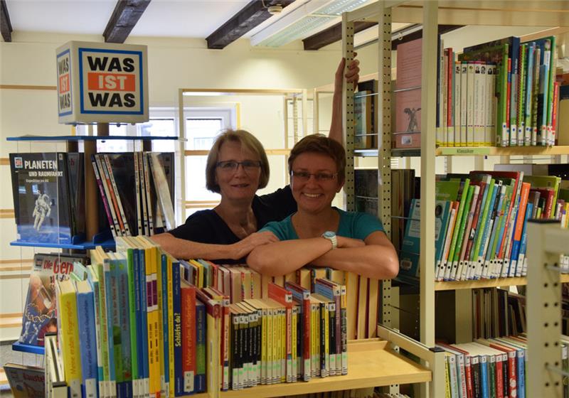 Maria Neumann und Janina Kolb, Leiterin der Bücherei, an ihrem Arbeitsplatz in Jork. Foto: Battmer