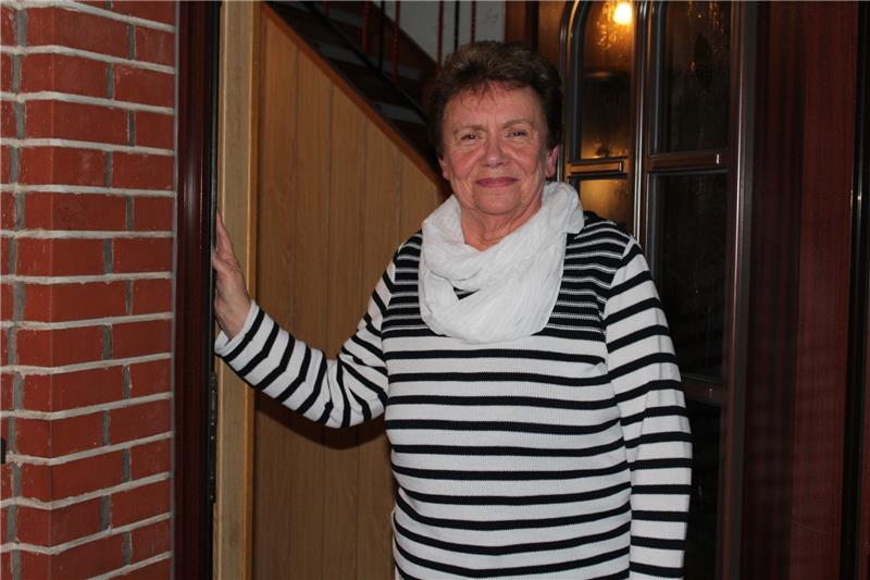 Maria Nordmeyer steht an ihrer Haustür in Hemmoor. Es ist der Ort, an dem sie und die Notfallkinder sich zum ersten Mal begegneten.  Foto: May