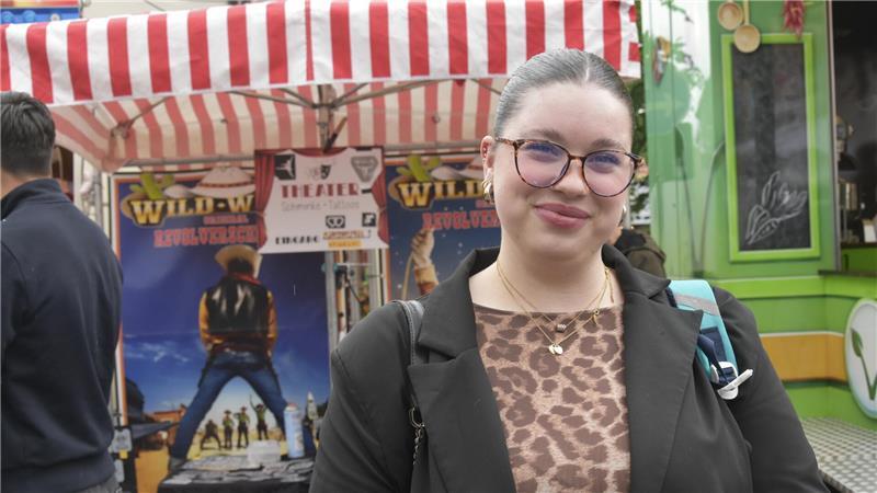 Neukloster feiert feucht-fröhlich Pfingstmarkt – mit besonderer Zeremonie Maria Zhuravleva ist zum ersten Mal auf dem Pfingstmarkt.