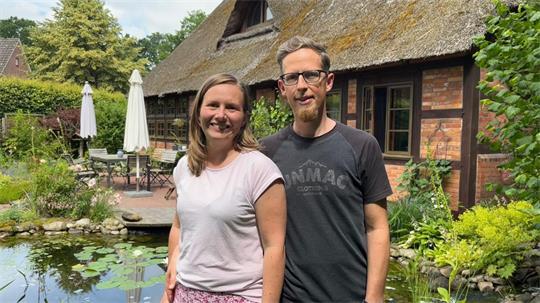 Maria und Christopher Hubbe stecken viel Herzblut in das denkmalgeschützte Fachwerkensemble in Issendorf.