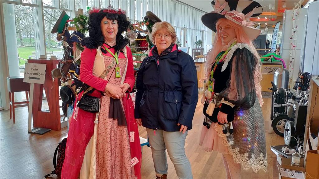 Marianne Kopp lässt sich mit Angela und Linda Gottschalk vom Kostümwerk Stade fo...