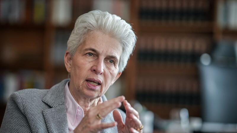 Strack-Zimmermann nennt Dobrindts Vorstoß „gespenstisch“ Marie-Agnes Strack-Zimmermann findet deutliche Worte: „Ich empfehle dringend, dorthin zu reisen, um zu sehen, welche Tragödien sich dort abspielen.“