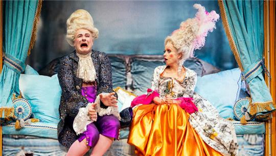 „Marie-Antoinette oder Kuchen für alle!“ verspricht ein satirisches wie pompöses Theatererlebnis mit Anna Thalbach in der Hauptrolle