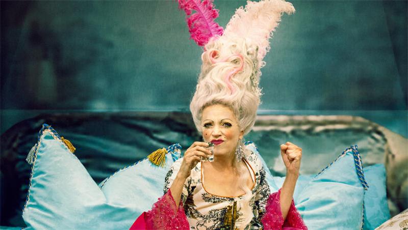 „Marie-Antoinette oder Kuchen für alle!“ verspricht ein satirisches wie pompöses Theatererlebnis mit Anna Thalbach in der Hauptrolle.