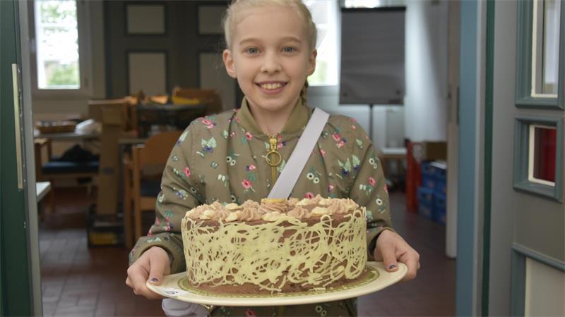 Das große Backen in Borstel: Eine Bienentorte ist die Siegerin Marie Dannecker ist mit elf Jahren die jüngste Teilnehmerin und schon ein Profi.