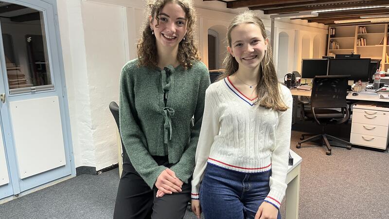 Marie-Lene Arendt und Emma Simon (rechts) vertreten die Interessen der Buxtehuder Schüler im städtischen Schulausschuss.