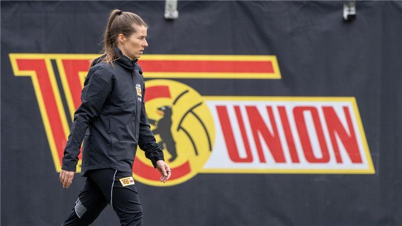 Marie-Louise Eta leitet das Training beim 1. FC Union Berlin. 