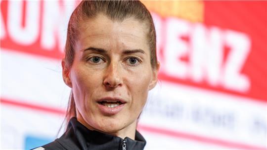 Marie-Louise Eta spricht bei der Union-Pressekonferenz. 