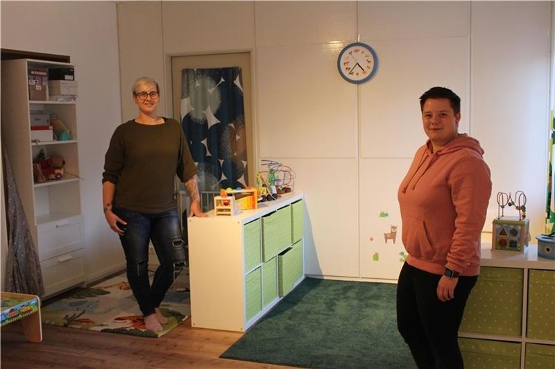 Marie-Luise Broers (von links) und Verena Seidl im Spielbereich der Großtagespflege „Die Kleeblättchen“ in Buxtehude. Foto: Frank