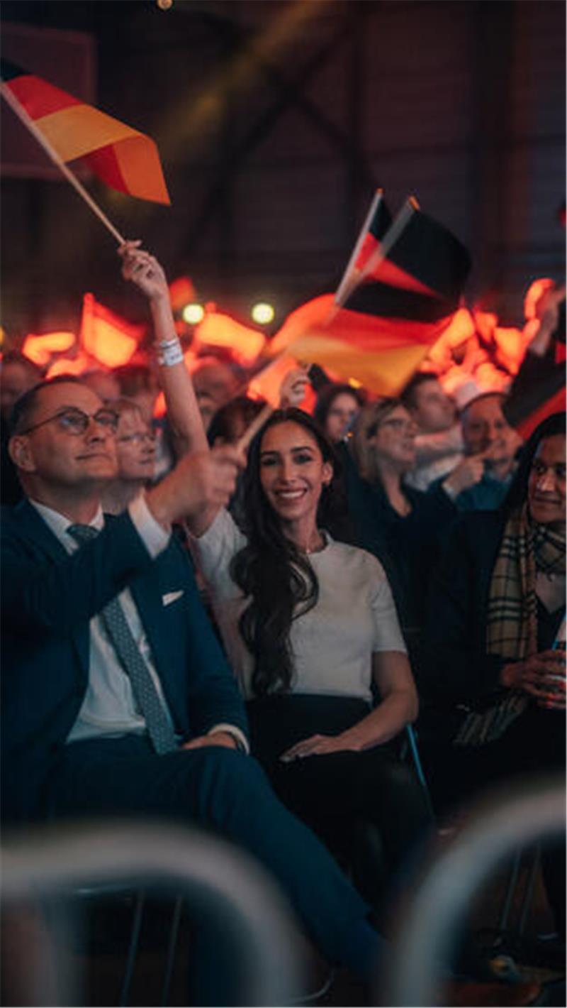 Marie-Thérèse Kaiser: Sie ist die Influencerin der AfD Marie-Thérèse Kaiser bei einer AfD-Feier zusammen mit dem AfD-Co-Chef Tino Chrupalla.
