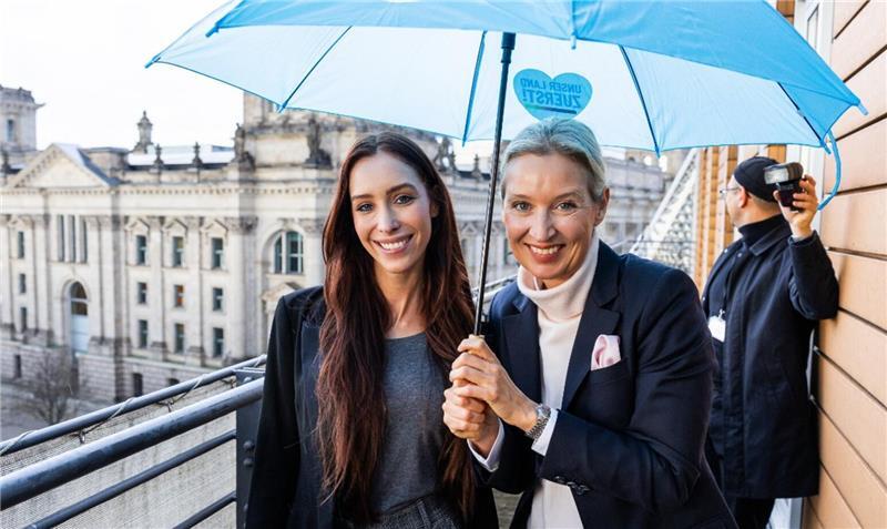 Marie-Thérèse Kaiser (links) und ihre Arbeitgeberin und AfD-Chefin Alice Weidel.