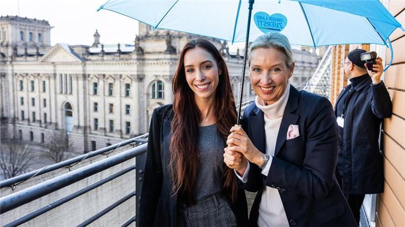 Marie-Thérèse Kaiser: Sie ist die Influencerin der AfD Marie-Thérèse Kaiser mit ihrer Chefin Alice Weidel. Die Kandidatin arbeitet im Bundestagsbüro der AfD-Co-Vorsitzenden und Kanzlerkandidatin in Berlin.