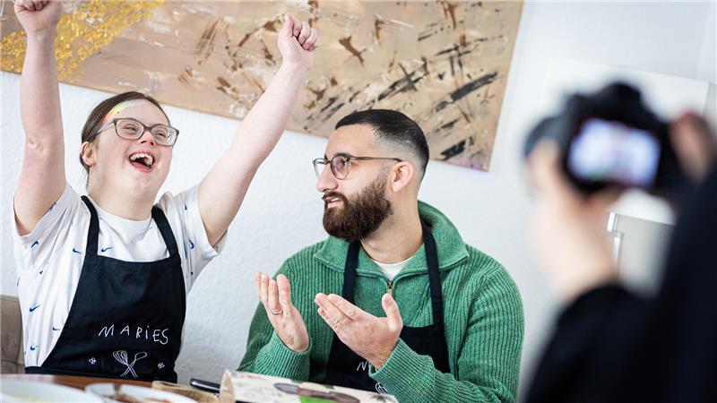 Marie nimmt mit ihrem Schwager Furkan ein Video auf.