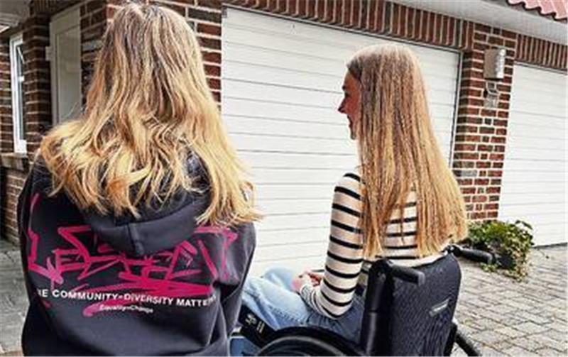 Seit Corona-Impfung: Schülerinnen auf Rollstuhl angewiesen Marie und Lisa haben seit den Corona-Impfungen mit erheblichen gesundheitlichen Problemen zu kämpfen. Foto: Laue