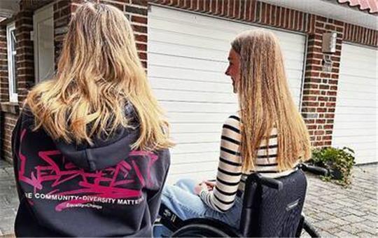 Marie und Lisa haben seit den Corona-Impfungen mit erheblichen gesundheitlichen Problemen zu kämpfen. Foto: Laue