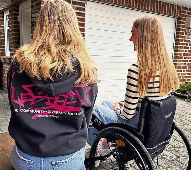 Sie sitzen nach Corona-Impfung im Rollstuhl Marie und Lisa kennen sich aus einer Selbsthilfegruppe für Impfgeschädigte. Die beiden jungen Frauen bekamen nach den Corona-Impfungen erhebliche gesundheitliche Probleme. Foto: Laue