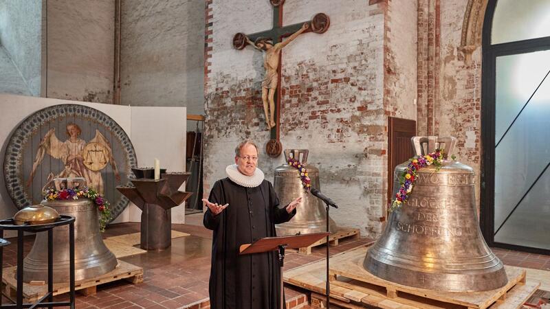 Millionenaufgabe für Kirche in Lübeck Marienpastor Robert Pfeifer bei der Weihe einer neuen Glocke für St. Marien.