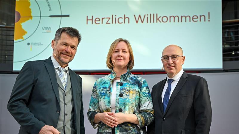 Marika Linntam, Botschafterin der Republik Estland in Berlin, berichtet von Präventionsmaßnahmen ihres Landes gegen Sabotage und Cyberoperationen Russlands. 