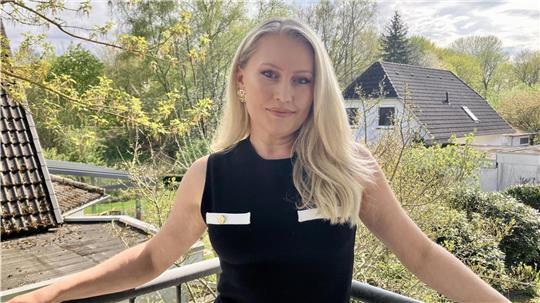 Marina Kalteis feiert ihren Titel als Mrs MGO Niedersachsen. Sie ist sich der Kritik an Schönheitswettbewerben bewusst und setzt sich selbst für Selbstbewusstsein ein.