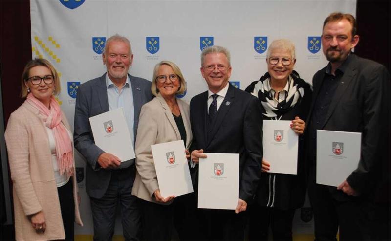Marina Karnatz vom Niedersächsischen Städtetag ehrt Jochen Dammann, Arnhild Biesenbach, Christian Krüger, Petra Möhle und Nick Freudenthal.
