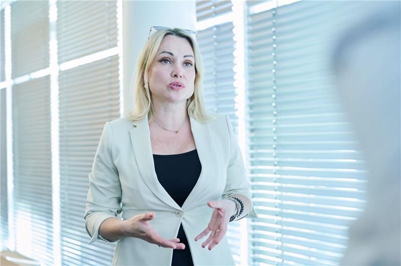 Russische Journalistin in Abwesenheit verurteilt Marina Owsjannikowa bei einem Interview mit der Deutschen Presse-Agentur dpa im Juni 2022.
