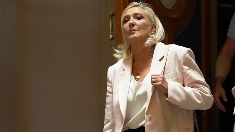 Marine Le Pen, Vorsitzende der Fraktion des Rassemblement National, verlässt nach der Urteilsverkündung in ihrem Berufungsverfahren den Gerichtssaal in der französischen Hauptstadt.