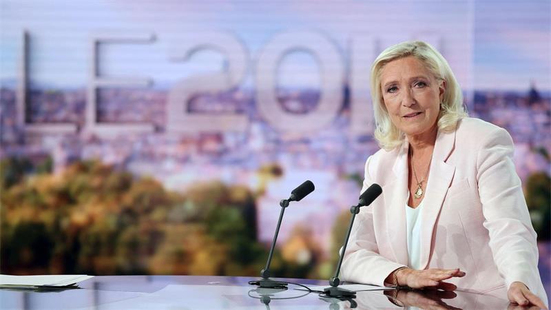 Marine Le Pen geht voll auf Risiko und tritt trotz eines offenen Gerichtsverfahrens als Präsidentschaftskandidatin an.