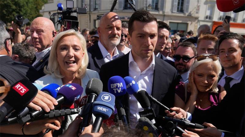 Marine Le Pen will gemeinsam mit Jordan Bardella in den Präsidentschaftswahlkampf ziehen. 