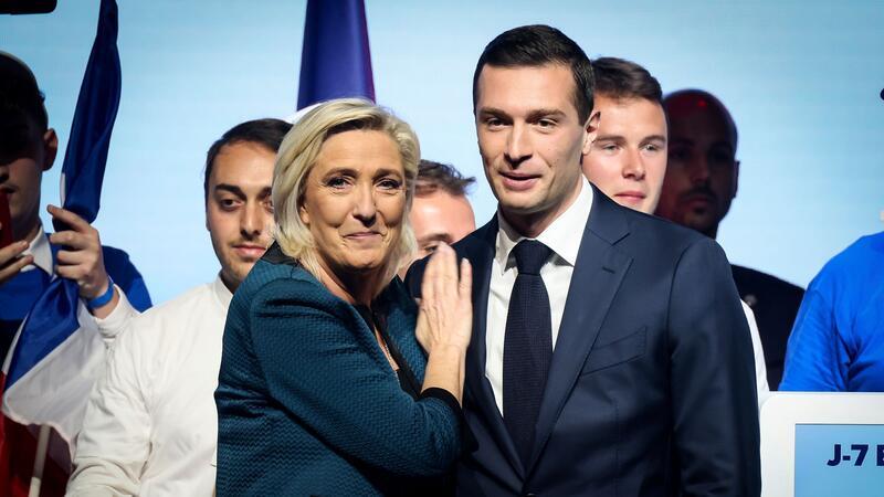 Marine Le Pen zusammen mit Jordan Bardella bei einer Wahlkampfveranstaltung in Paris.
