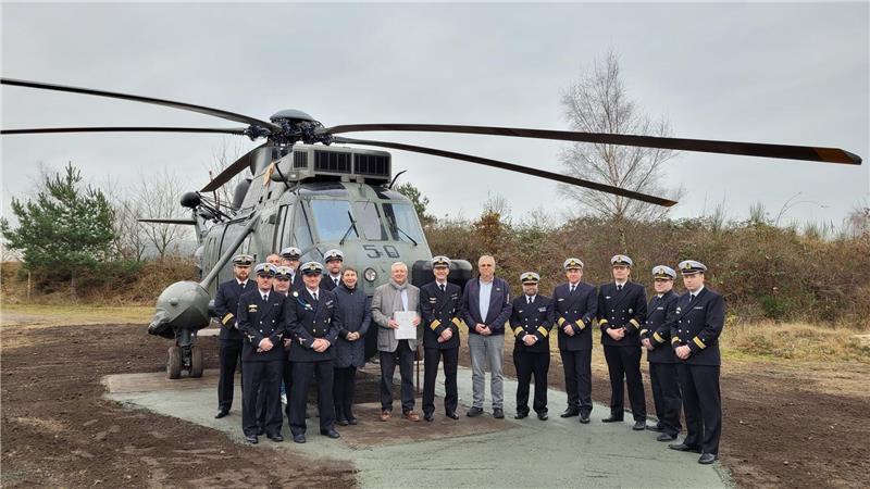 Marineflieger und Museumsverantwortliche freuen sich, dass der „Sea King“ Mk41 nach seiner Außerdienststellung im vergangenen Jahr nun einen Platz auf dem Außengelände des Aeronauticums in Nordholz gefunden hat.