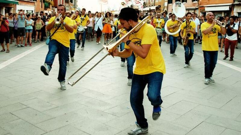 Brass-Band bei einer Parade von Marinella Senatore im Rahmen der Biennale in Venedig 