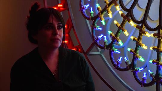 Marinella Senatore im Lichterschein einer ihrer Installationen