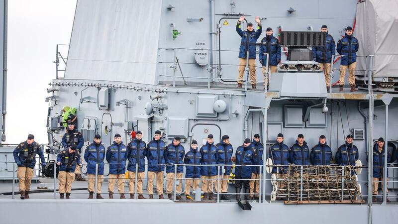Fregatte „Brandenburg“ zurück von UN-Einsatz im Mittelmeer Marinesoldaten winken an Deck der Fregatte „Brandenburg“ (F215).