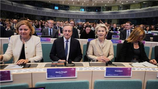 Mario Draghi (M.l.) und Ursula von der Leyen (M.r.) in Brüssel. Vor fast genau einem Jahr hat der frühere EZB-Chef seinen Bericht über Europas Wettbewerbsfähigkeit vorgestellt.